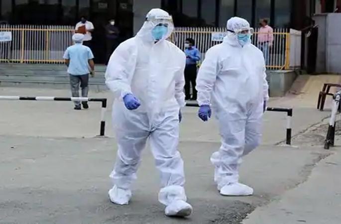 Officers and employees will count the votes by wearing PPE kit | पीपीई किट घालून अधिकारी, कर्मचारी करणार मतमोजणी Officers and employees will count the votes by wearing PPE kit | पीपीई किट घालून अधिकारी, कर्मचारी करणार मतमोजणी