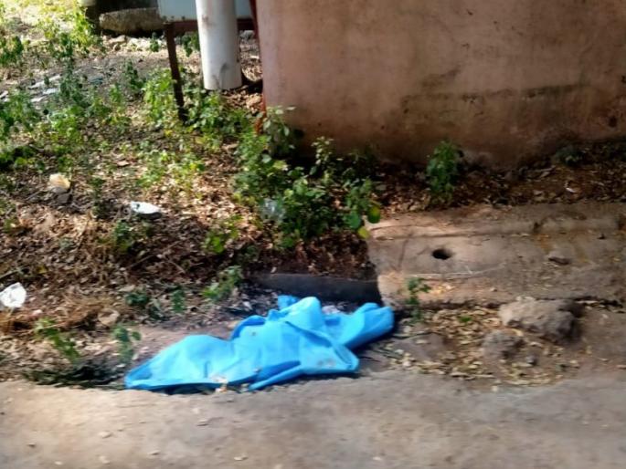 PPE kit of Kovid ward throw on open space | कोविड वॉर्डातील पीपीई कीट उघड्यावर! PPE kit of Kovid ward throw on open space | कोविड वॉर्डातील पीपीई कीट उघड्यावर!