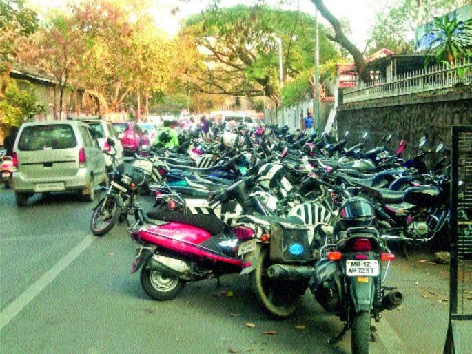 Double parking, deliberately neglected traffic police by the police | पोलिसांनीच केले डबल पार्किंग, वाहतूक पोलिसांचे जाणीवपूर्वक दुर्लक्ष