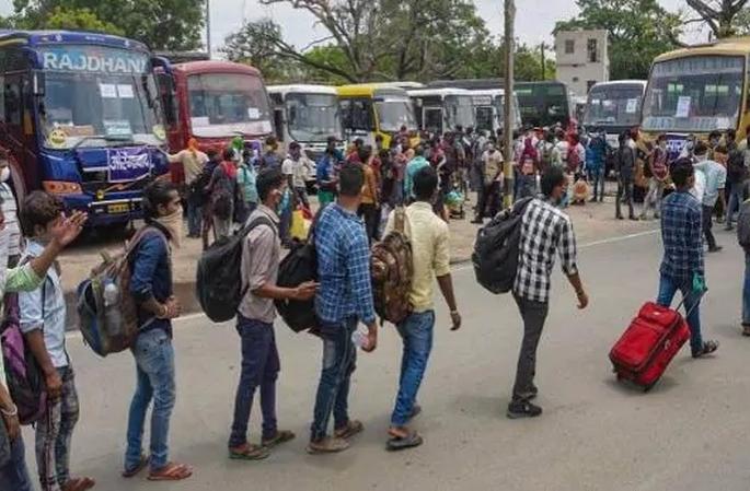 Sir, I want to go to the village, now I am queuing outside the hospital for medical certificate in mumbai MMG | साहेब, गावाकडं जायचंय, आता वैद्यकीय प्रमाणपत्रासाठी रुग्णालयाबाहेर रांगाच रांगा Sir, I want to go to the village, now I am queuing outside the hospital for medical certificate in mumbai MMG | साहेब, गावाकडं जायचंय, आता वैद्यकीय प्रमाणपत्रासाठी रुग्णालयाबाहेर रांगाच रांगा