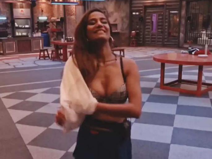 Poonam Pandey opens up on her t-shirt strategy during the lockup show | पूनम पांडेने सांगितलं 'लॉकअप' शोमध्ये टॉपलेस होण्याच कारण, ज्यामुळे आली होती चर्चेत Poonam Pandey opens up on her t-shirt strategy during the lockup show | पूनम पांडेने सांगितलं 'लॉकअप' शोमध्ये टॉपलेस होण्याच कारण, ज्यामुळे आली होती चर्चेत