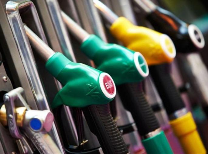 Oil companies are doing mockery of people | तेल कंपन्या करताहेत नागरिकांची थट्टा Oil companies are doing mockery of people | तेल कंपन्या करताहेत नागरिकांची थट्टा