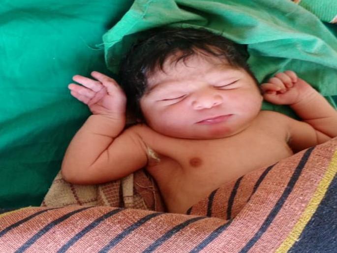 Birth of daughter born to quarantined pregnant mother in lockdown | लॉकडाऊनमधे क्वारंटईन केलेल्या गरोदर मातेने दिला कन्येला जन्म Birth of daughter born to quarantined pregnant mother in lockdown | लॉकडाऊनमधे क्वारंटईन केलेल्या गरोदर मातेने दिला कन्येला जन्म