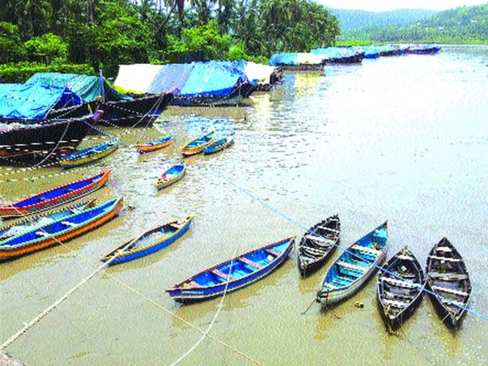 The time of famine came upon the fishermen; The result of the lockdown | मच्छीमारांवर उपासमारीची आली वेळ; लॉकडाऊनचा परिणाम The time of famine came upon the fishermen; The result of the lockdown | मच्छीमारांवर उपासमारीची आली वेळ; लॉकडाऊनचा परिणाम