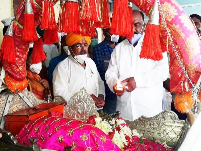 Eknath Maharaj's shoes left with a few Warakaris | एकनाथ महाराज यांच्या पादुका मोजक्या वारकऱ्यांसह रवाना Eknath Maharaj's shoes left with a few Warakaris | एकनाथ महाराज यांच्या पादुका मोजक्या वारकऱ्यांसह रवाना
