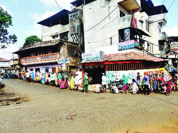 Rohyo's work continues, but wages in the bank; The time of famine on the working class in Jawahar | रोहयोची कामे सुरू, मजुरी मात्र बँकेत; जव्हारमधील मजूरवर्गावर उपासमारीची वेळ  Rohyo's work continues, but wages in the bank; The time of famine on the working class in Jawahar | रोहयोची कामे सुरू, मजुरी मात्र बँकेत; जव्हारमधील मजूरवर्गावर उपासमारीची वेळ