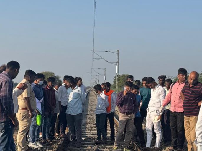 Gangakhed in shock; The teacher ended his life under the train along with his wife and daughter | गंगाखेड हादरले; शिक्षकाने पत्नी, मुलीसह रेल्वेखाली संपवले जीवन