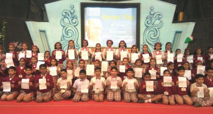 Akola: 'Prabhat' students commemorate tribal writings from spontaneous writings! | अकोला : ‘प्रभात’च्या विद्यार्थ्यांनी उत्स्फूर्त लेखनातून वाहिली हुतात्म्यांना श्रद्धांजली! Akola: 'Prabhat' students commemorate tribal writings from spontaneous writings! | अकोला : ‘प्रभात’च्या विद्यार्थ्यांनी उत्स्फूर्त लेखनातून वाहिली हुतात्म्यांना श्रद्धांजली!