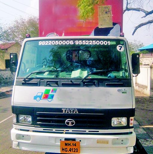 Model Code of Conduct; Modi's face on the chariot covered his face due to lack of license | आदर्श आचारसंहिता; रथावरील मोदींचा चेहरा परवान्याअभावी झाकला Model Code of Conduct; Modi's face on the chariot covered his face due to lack of license | आदर्श आचारसंहिता; रथावरील मोदींचा चेहरा परवान्याअभावी झाकला