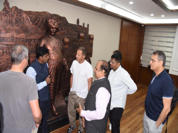 We will sign an agreement to export Kolhapur's traditional goods to the world Prada delegation assured | कोल्हापूरच्या पारंपरिक वस्तू जगभरात नेण्यासाठी करार करू, 'प्राडा'च्या शिष्टमंडळाने दिली ग्वाही  We will sign an agreement to export Kolhapur's traditional goods to the world Prada delegation assured | कोल्हापूरच्या पारंपरिक वस्तू जगभरात नेण्यासाठी करार करू, 'प्राडा'च्या शिष्टमंडळाने दिली ग्वाही