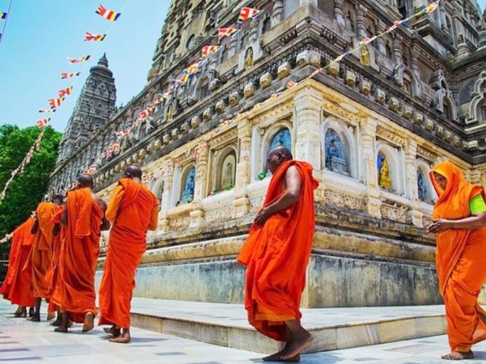 Find out why and how to get around the temple | प्रदक्षिणा का घालावी आणि प्रदक्षिणेचे प्रकार कोणते, जाणून घ्या Find out why and how to get around the temple | प्रदक्षिणा का घालावी आणि प्रदक्षिणेचे प्रकार कोणते, जाणून घ्या