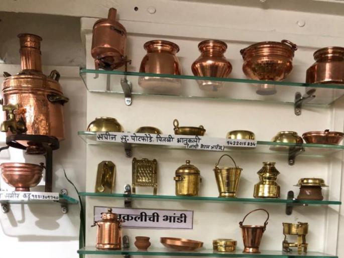 An exhibition of over 400 pots was set up in the culture of antiques | तांबट आळीची परंपरा माहित व्हावी, म्हणून उभारलं संग्रहालय An exhibition of over 400 pots was set up in the culture of antiques | तांबट आळीची परंपरा माहित व्हावी, म्हणून उभारलं संग्रहालय