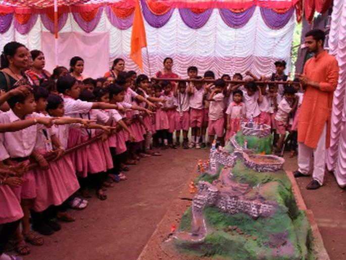 Dhule youth draws attention to fortresses, fortifications | धुळ्यातील युवकांनी वेधले गड, किल्ल्यांच्या दुरावस्थेकडे लक्ष Dhule youth draws attention to fortresses, fortifications | धुळ्यातील युवकांनी वेधले गड, किल्ल्यांच्या दुरावस्थेकडे लक्ष