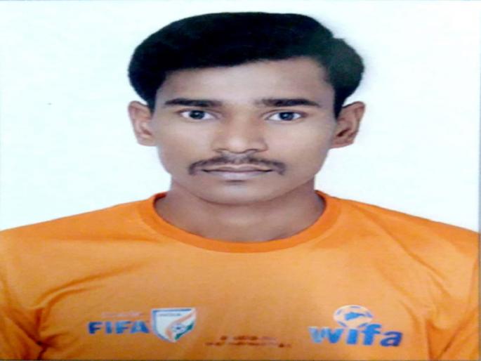 The murder of a footballer in love; Phantom left in hospital | प्रेमप्रकरणातून फुटबॉलपटूचा खून; प्रेत दवाखान्यात सोडले The murder of a footballer in love; Phantom left in hospital | प्रेमप्रकरणातून फुटबॉलपटूचा खून; प्रेत दवाखान्यात सोडले
