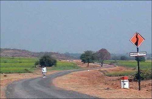 Funds for 118 km of roads in Akola district | अकोला जिल्ह्यातील १८८५ पैकी ११८ किमीच्या रस्त्यांसाठीच निधी