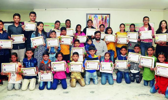 Use less mobile, read more constantly: Amit Kumar Chavan's valuable advice to students | मोबाईल कमी वापरा, निरंतर वाचन करा : अमितकुमार चव्हाण यांचा विद्यार्थ्यांना मोलाचा सल्ला Use less mobile, read more constantly: Amit Kumar Chavan's valuable advice to students | मोबाईल कमी वापरा, निरंतर वाचन करा : अमितकुमार चव्हाण यांचा विद्यार्थ्यांना मोलाचा सल्ला