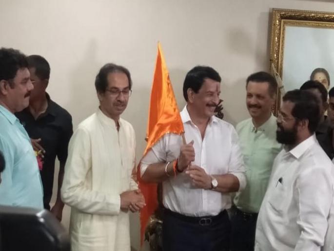 Finally, Encounter specialist Pradeep Sharma tied Shivbandhan on the wrist | अखेर एन्काउंटर फेम प्रदीप शर्मांनी मनगटावर शिवबंधन बांधले Finally, Encounter specialist Pradeep Sharma tied Shivbandhan on the wrist | अखेर एन्काउंटर फेम प्रदीप शर्मांनी मनगटावर शिवबंधन बांधले