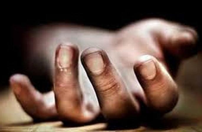 Wife strangled to death | कौटुंबिक कारणावरून पत्नीची गळा आवळून हत्या