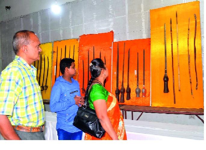 The future generation of Rajarshi Shahu Maratha Mahotsav, the awakening of women: Shiva warships, masala games | राजर्षी शाहू मराठा महोत्सवातून भावी पिढी, महिलांचे प्रबोधन-: शिवकालीन शस्त्रास्त्र प्रदर्शन, मर्दानी खेळ