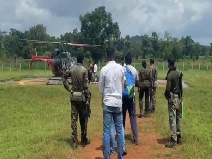 Gadchiroli police provided a helicopter to help the mother who gave birth | खाकीने निभावले रक्तापलीकडचे नाते...; पुरामुळे रस्ता बंद, प्रसूती झालेल्या मातेसाठी दिले हेलिकॉप्टर Gadchiroli police provided a helicopter to help the mother who gave birth | खाकीने निभावले रक्तापलीकडचे नाते...; पुरामुळे रस्ता बंद, प्रसूती झालेल्या मातेसाठी दिले हेलिकॉप्टर