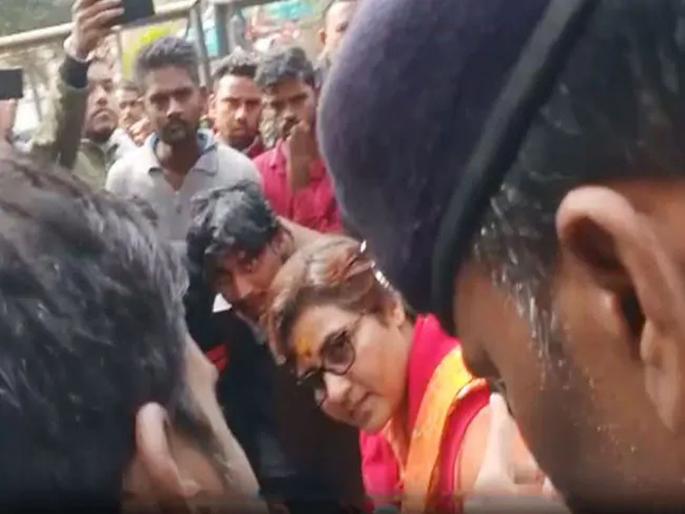 Terrorist Go Back Students Protest Against bjp mp Pragya Thakur | दहशतवादी परत जा; प्रज्ञा सिंह ठाकूर यांच्यासमोर विद्यार्थ्यांची घोषणाबाजी Terrorist Go Back Students Protest Against bjp mp Pragya Thakur | दहशतवादी परत जा; प्रज्ञा सिंह ठाकूर यांच्यासमोर विद्यार्थ्यांची घोषणाबाजी