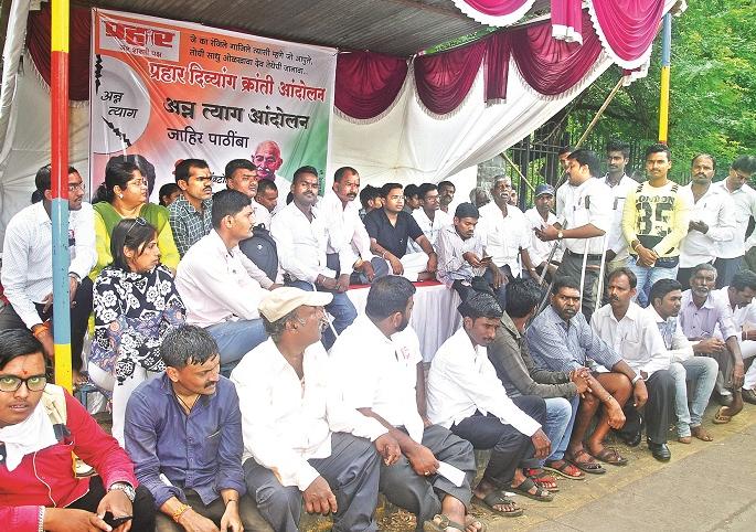 In the support of the child buds, the 'Aatriag' movement of Prahar | बच्च कडूंच्या समर्थनार्थ ‘प्रहार’चे अन्नत्याग आंदोलन