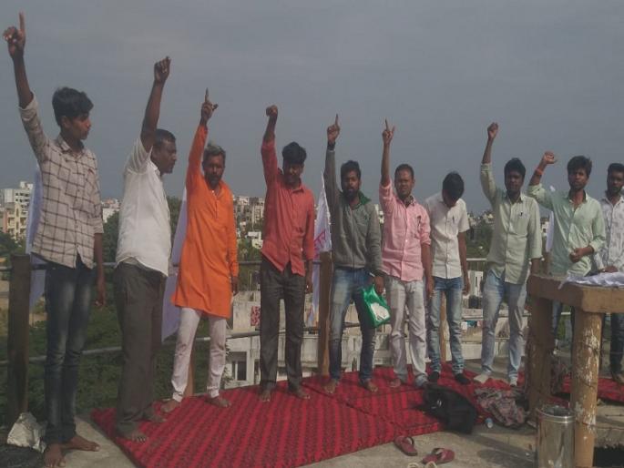 Prahar's agitation against Raosaheb Danve continued on the second day | रावसाहेब दानवेंच्या विरोधात प्रहारचा दुसऱ्या दिवशीही जलकुंभावर ठिय्या