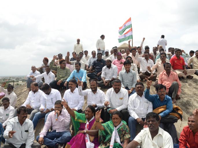 The villagers .. listen to it .. Whenever the salary will get good, then the Sholapur joint will not come down to the tanks! | गांववालोऽऽ.. सुन लो.. जबतक पगार नै मिलेगा.. तबतक जुले शोलापूर टंकीसे नीचे नहीच आयेंगे ! The villagers .. listen to it .. Whenever the salary will get good, then the Sholapur joint will not come down to the tanks! | गांववालोऽऽ.. सुन लो.. जबतक पगार नै मिलेगा.. तबतक जुले शोलापूर टंकीसे नीचे नहीच आयेंगे !