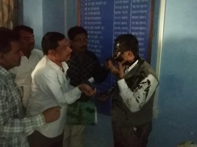 Prahar activits throw black colour onTelharra Panchayat committee's 'BDO' | प्रहारच्या कार्यकर्त्यांनी तेल्हारा पंचायत समितीच्या ‘बीडीओं’ना फासले काळे Prahar activits throw black colour onTelharra Panchayat committee's 'BDO' | प्रहारच्या कार्यकर्त्यांनी तेल्हारा पंचायत समितीच्या ‘बीडीओं’ना फासले काळे