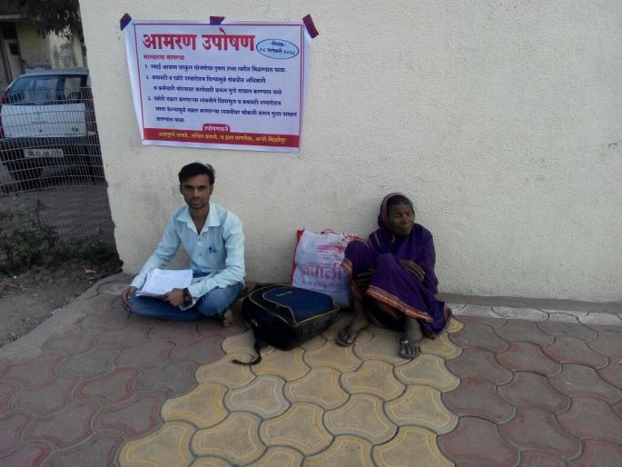Akola: Prahar take initiative for The elderly lady | अकोला : वयोवृद्ध महिलेला घरकुल मिळवून देण्यासाठी सरसावला ‘प्रहार’