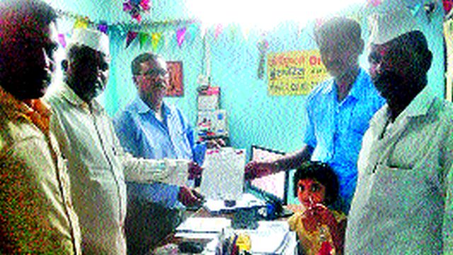 Yeola: A request to the insurance company authorities for the problem of farmers in trouble of taluka | येवला : तालुक्यातील शेतकरी अडचणीत‘प्रहार’चे विमा कंपनी अधिकाऱ्यांना निवेदन Yeola: A request to the insurance company authorities for the problem of farmers in trouble of taluka | येवला : तालुक्यातील शेतकरी अडचणीत‘प्रहार’चे विमा कंपनी अधिकाऱ्यांना निवेदन