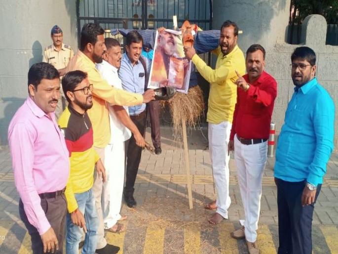 Jodhamaro agitation in the image of Jai Bhagwan Goyal | जय भगवान गोयल यांच्या प्रतिमेस जोडेमारो आंदोलन Jodhamaro agitation in the image of Jai Bhagwan Goyal | जय भगवान गोयल यांच्या प्रतिमेस जोडेमारो आंदोलन