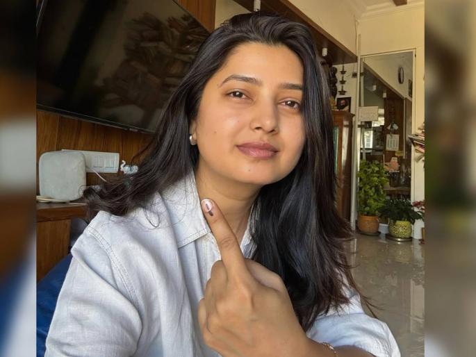 municipal election 2026 marathi actress prajakta mali voted shared post | Municipal Election: "हे एखाद्या युद्धापेक्षा कमी नाही...", प्राजक्ता माळीने बजावला मतदानाचा हक्क municipal election 2026 marathi actress prajakta mali voted shared post | Municipal Election: "हे एखाद्या युद्धापेक्षा कमी नाही...", प्राजक्ता माळीने बजावला मतदानाचा हक्क