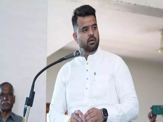 Karnatak Sex Scandal: JDS MP Prajwal Revanna says, "I will appear before SIT on 31 May." | कर्नाटक सेक्स स्कँडलमधील मुख्य आरोपी भारतात येणार; ३१ मे रोजी SIT ला सामोरं जाणार Karnatak Sex Scandal: JDS MP Prajwal Revanna says, "I will appear before SIT on 31 May." | कर्नाटक सेक्स स्कँडलमधील मुख्य आरोपी भारतात येणार; ३१ मे रोजी SIT ला सामोरं जाणार