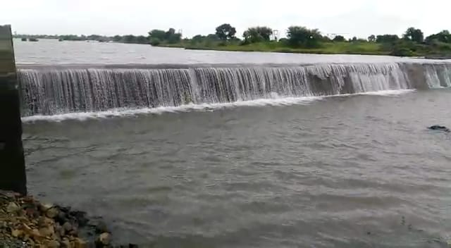 Sukandi Project Over Flow! Flowing water | सुरकंडी प्रकल्प ओव्हर फ्लो! सांडव्यावरून वाहतेय पाणी ! Sukandi Project Over Flow! Flowing water | सुरकंडी प्रकल्प ओव्हर फ्लो! सांडव्यावरून वाहतेय पाणी !