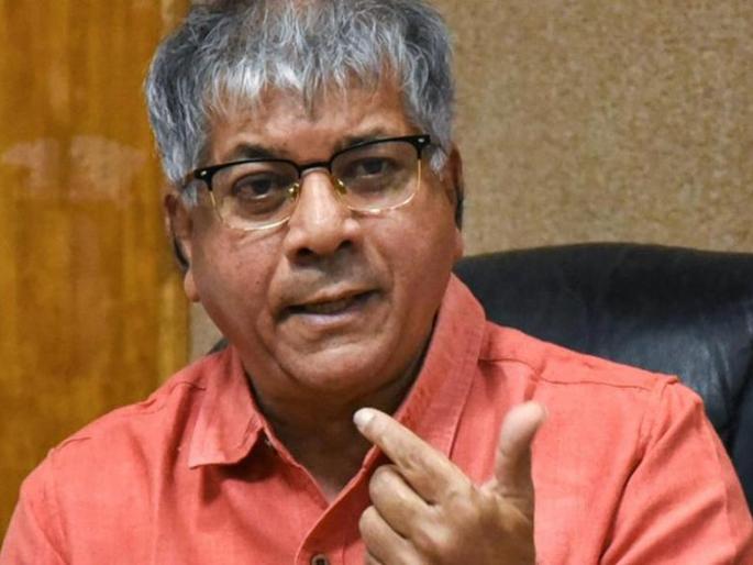 Since there is no crowd in the rally in the Thane, Prakash Ambedkar's remit foot | ठाण्यात सभेला गर्दी नसल्याने प्रकाश आंबेडकरांचा काढता पाय Since there is no crowd in the rally in the Thane, Prakash Ambedkar's remit foot | ठाण्यात सभेला गर्दी नसल्याने प्रकाश आंबेडकरांचा काढता पाय