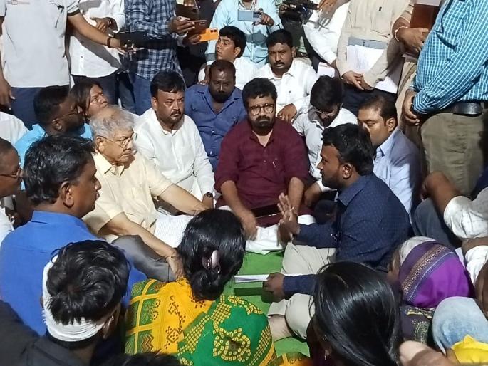 'Don't be afraid, I am with you', Prakash Ambedkar comforts the families of the victims in Renapur | Latur: ‘घाबरू नका मी, तुमच्या पाठीशी आहे’,रेणापुरात तपघाले कुटुंबीयांना प्रकाश आंबेडकरांचा दिलासा 'Don't be afraid, I am with you', Prakash Ambedkar comforts the families of the victims in Renapur | Latur: ‘घाबरू नका मी, तुमच्या पाठीशी आहे’,रेणापुरात तपघाले कुटुंबीयांना प्रकाश आंबेडकरांचा दिलासा