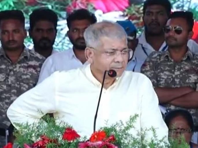400 par is Modi's jumla, BJP will not even go beyond 200; Prakash Ambedkar's claim | ४०० पार हा मोदींचा जुमला, भाजप २०० पारही जाणार नाही; प्रकाश आंबेडकरांचा दावा 400 par is Modi's jumla, BJP will not even go beyond 200; Prakash Ambedkar's claim | ४०० पार हा मोदींचा जुमला, भाजप २०० पारही जाणार नाही; प्रकाश आंबेडकरांचा दावा