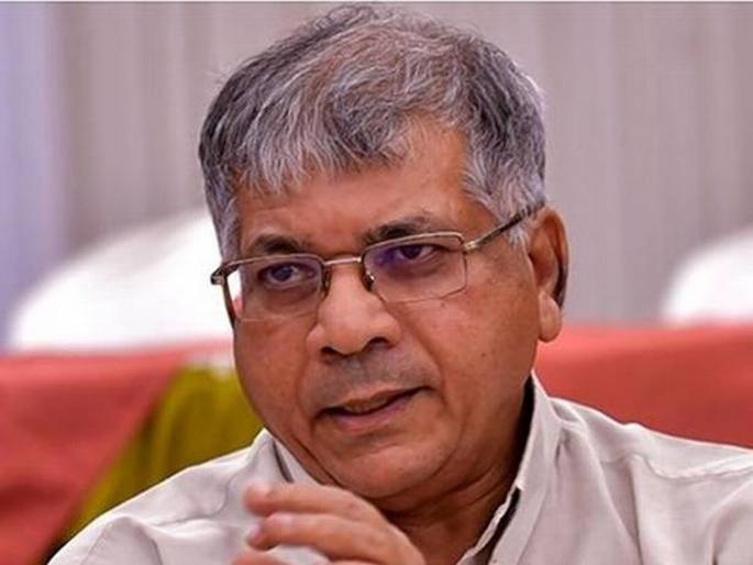 prakash ambedkars warning to congress | काँग्रेसचे 'ते' वक्तव्य आंबेडकरांच्या जिव्हारी prakash ambedkars warning to congress | काँग्रेसचे 'ते' वक्तव्य आंबेडकरांच्या जिव्हारी