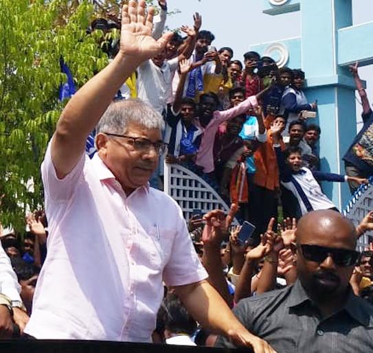 Prakash Ambedkar filed nomination papers for Lok Sabha elections; See what the place! | प्रकाश आंबेडकरांनी लोकसभा निवडणुकीसाठी उमेदवारी अर्ज भरला; ठिकाण कोणते पहा !