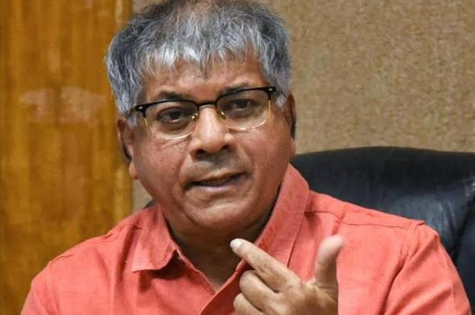 Prakash Ambedkar to meet Governor for permission to take criminal action against Guardian Minister Bachchu Kadu | बच्चू कडू यांच्याविरुद्ध फौजदारी कारवाईसाठी राज्यपालांची परवाणगी मागणार - प्रकाश आंबेडकर Prakash Ambedkar to meet Governor for permission to take criminal action against Guardian Minister Bachchu Kadu | बच्चू कडू यांच्याविरुद्ध फौजदारी कारवाईसाठी राज्यपालांची परवाणगी मागणार - प्रकाश आंबेडकर
