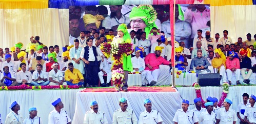 Conspiracy to cast Muslims alone | मुस्लिमांना एकटे पाडण्याचे षडयंत्र