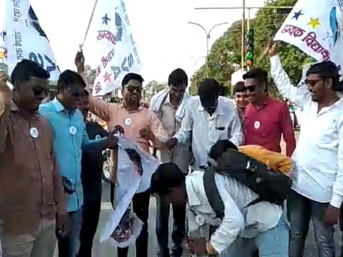 Prakash Javadekar's image in Akola hit by the shoos | अकोल्यात प्रकाश जावडेकर यांच्या प्रतिमेला चपलांचा मार! Prakash Javadekar's image in Akola hit by the shoos | अकोल्यात प्रकाश जावडेकर यांच्या प्रतिमेला चपलांचा मार!