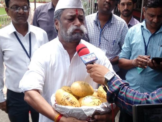 Nagpur Monsoon Session 2018 : ncp mla prakash gajbhiye brings mangos after sambhaji bhides statement | Nagpur Monsoon Session: ऑरेंज सिटीत आले संभाजी भिडेंच्या शेतातील आंबे