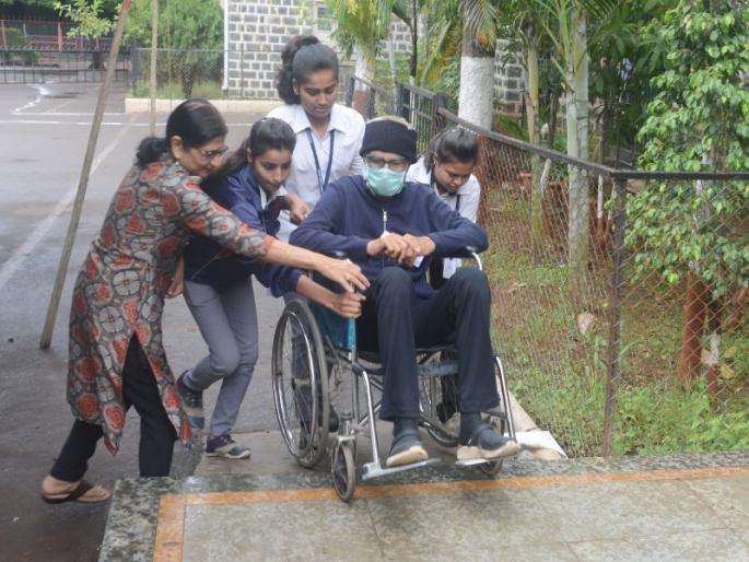 Voting also on bypassed grandparents and grandparents on dialysis | बायपास झालेल्या आजी आणि डायलेसीसवर असणाऱ्या आजोबांकडूनही मतदान