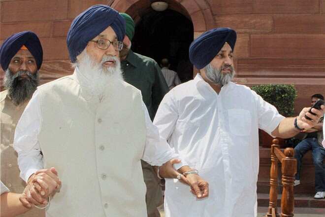 Politics ignited by agricultural laws, Padma Vibhushan returned to Prakash Singh Badal | कृषी कायद्यांवरून पेटले राजकारण, प्रकाश सिंग बादल यांना परत केला 'पद्मविभूषण' Politics ignited by agricultural laws, Padma Vibhushan returned to Prakash Singh Badal | कृषी कायद्यांवरून पेटले राजकारण, प्रकाश सिंग बादल यांना परत केला 'पद्मविभूषण'