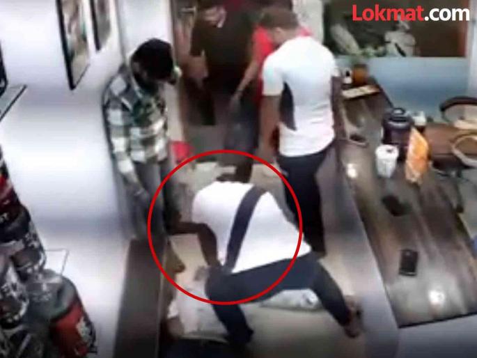 young man who was laughing and talking with his friends suddenly died in moment in rewa | Video - मित्रांसोबत हसत-खेळत गप्पा मारताना 'तो' खाली कोसळला; कॅमेऱ्यात रेकॉर्ड झाला 'मृत्यू' young man who was laughing and talking with his friends suddenly died in moment in rewa | Video - मित्रांसोबत हसत-खेळत गप्पा मारताना 'तो' खाली कोसळला; कॅमेऱ्यात रेकॉर्ड झाला 'मृत्यू'