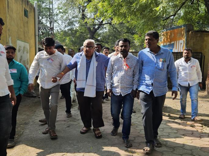 EVM machine out of sequence; Mahayuti candidate Prakash Solanke's mercury rose, the official should be asked | Parali Vidhan Sabha Election 2024: ईव्हीएम मशीनचा क्रम चुकला; महायुतीचे उमेदवार प्रकाश सोळंकेंचा पारा चढला EVM machine out of sequence; Mahayuti candidate Prakash Solanke's mercury rose, the official should be asked | Parali Vidhan Sabha Election 2024: ईव्हीएम मशीनचा क्रम चुकला; महायुतीचे उमेदवार प्रकाश सोळंकेंचा पारा चढला