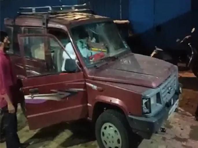 A car full of firecrackers was found outside the office of Shiv Sena MLAॉ Prakash Surve mumbai | शिवसेना आमदार प्रकाश सुर्वेंच्या कार्यालयाबाहेर सापडली फटाक्यांनी भरलेली गाडी A car full of firecrackers was found outside the office of Shiv Sena MLAॉ Prakash Surve mumbai | शिवसेना आमदार प्रकाश सुर्वेंच्या कार्यालयाबाहेर सापडली फटाक्यांनी भरलेली गाडी