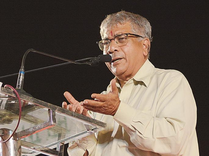 leaders and activist should be released from family politics : Prakash Ambedkar | कुटुंबशाहीतून नेते, कार्यकर्त्यांनी मुक्त व्हावे : प्रकाश आंबेडकर 